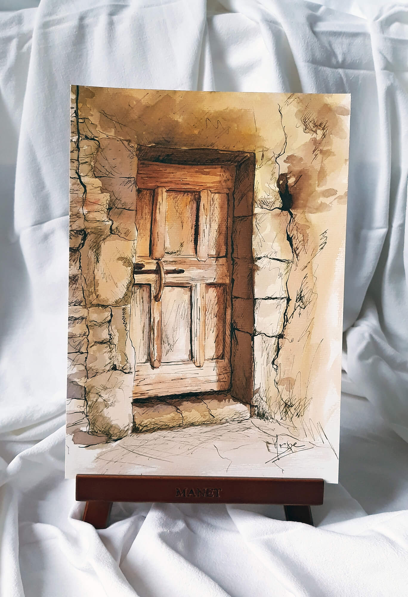 Dessin original aux encres ocres du seuil d'une vieille porte en bois vermoulue ©Hisae illustrations