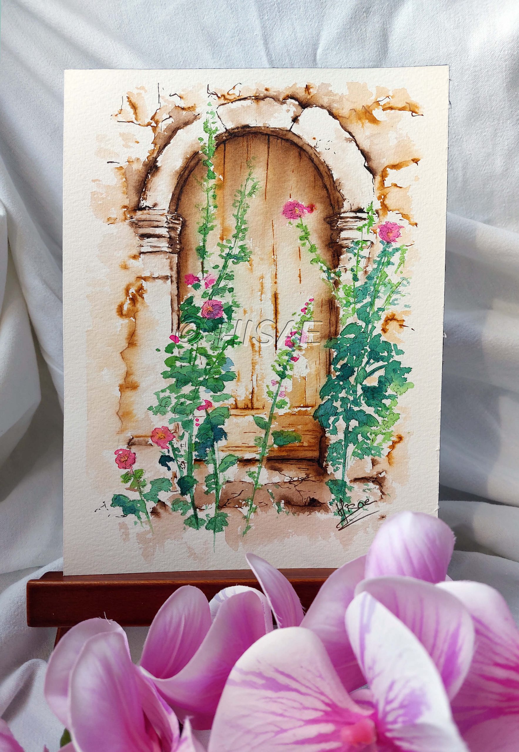 Dessin original réalisé à l'encre et à l'aquarelle, présenté sur chevalet, représentant une petite porte cachée derrière des roses trémières @Hisae illustrations