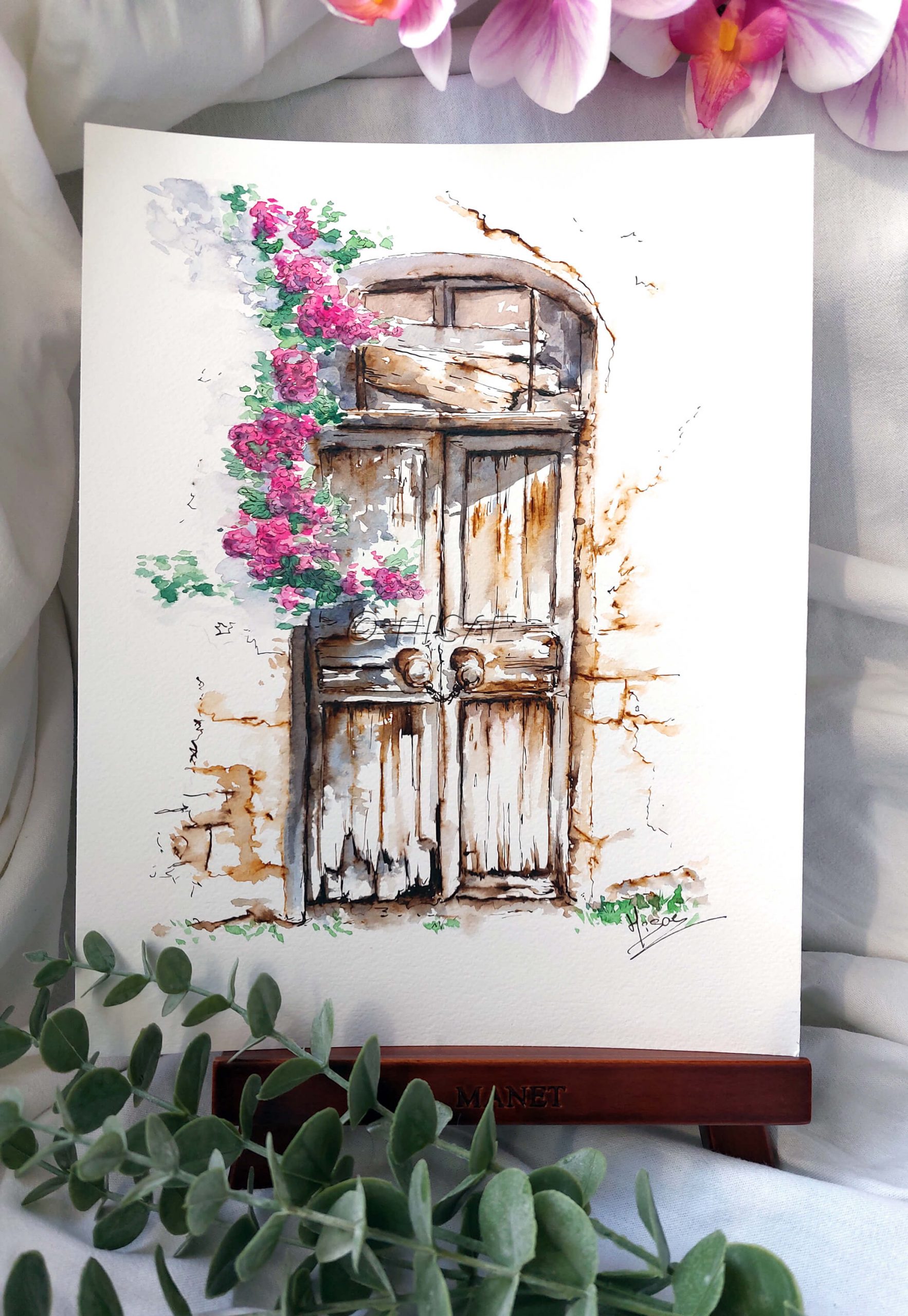 Dessin original réalisé à l'encre et à l'aquarelle, présenté sur chevalet, représentant une porte d'une maison abandonnée à côté de laquelle pend des fleurs grimpantes @Hisae illustrations