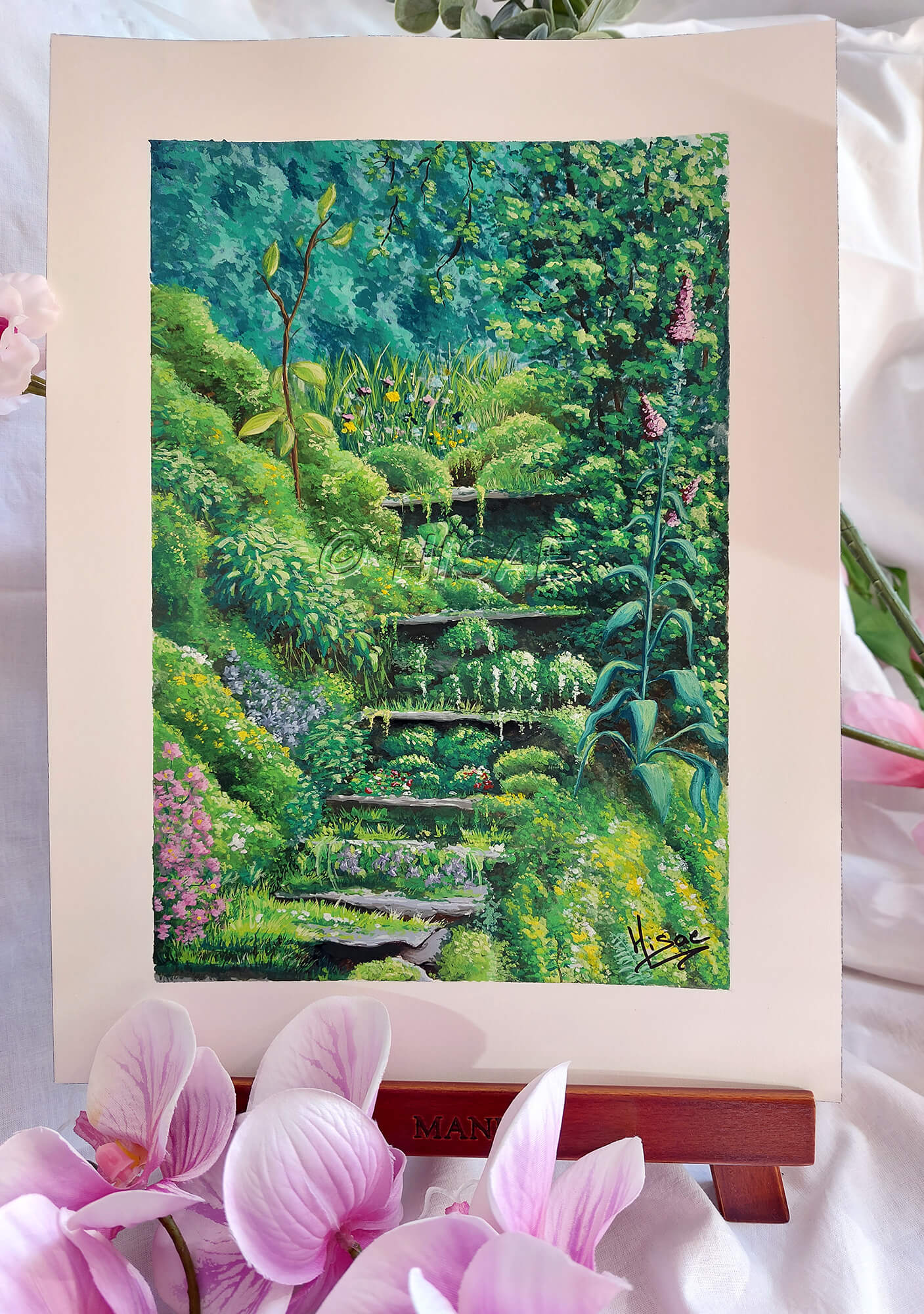 Dessin original à la gouache présenté sur chevalet, représentant un escalier perdu dans la nature et croulant sous la verdure @Hisae illustrations